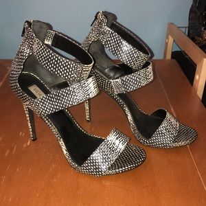 Size 11 Steve Madden black & White strapped heels